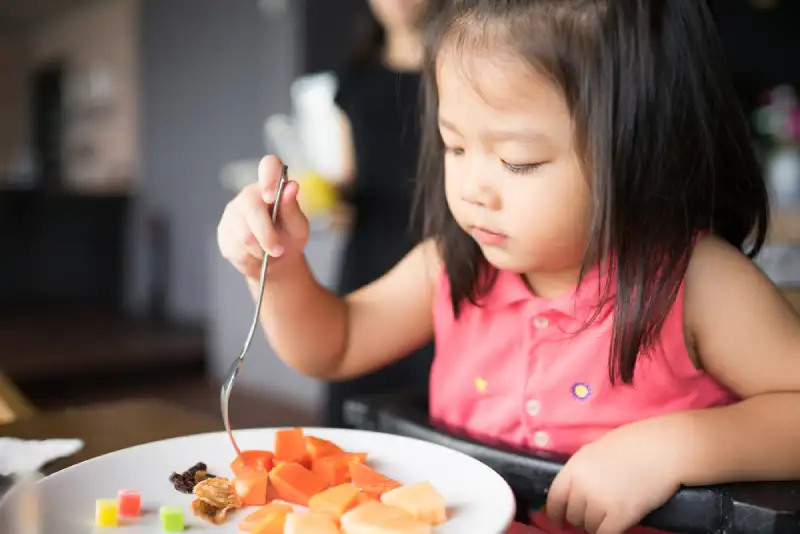 Sajikan buah yang mengandung serat tinggi dalam bentuk buah potong.